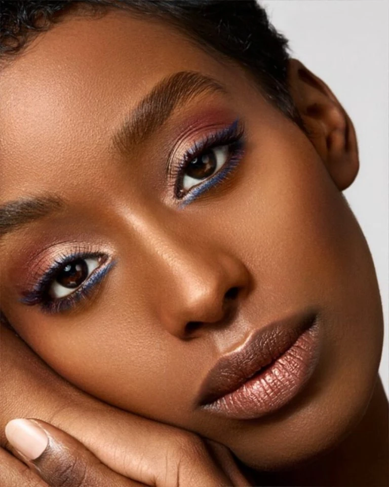 Airbrush Artist Berlin perfektioniert den Beauty Look